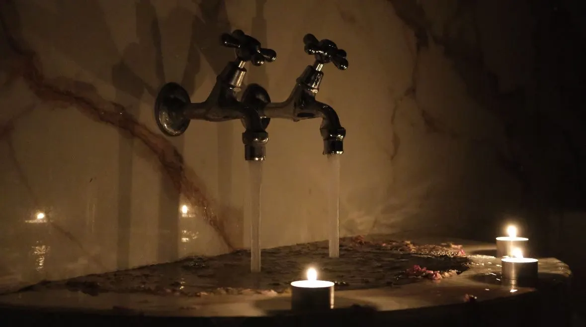 Atmosphère paisible dans un hammam traditionnel à Marrakech avec vapeur et architecture marocaine