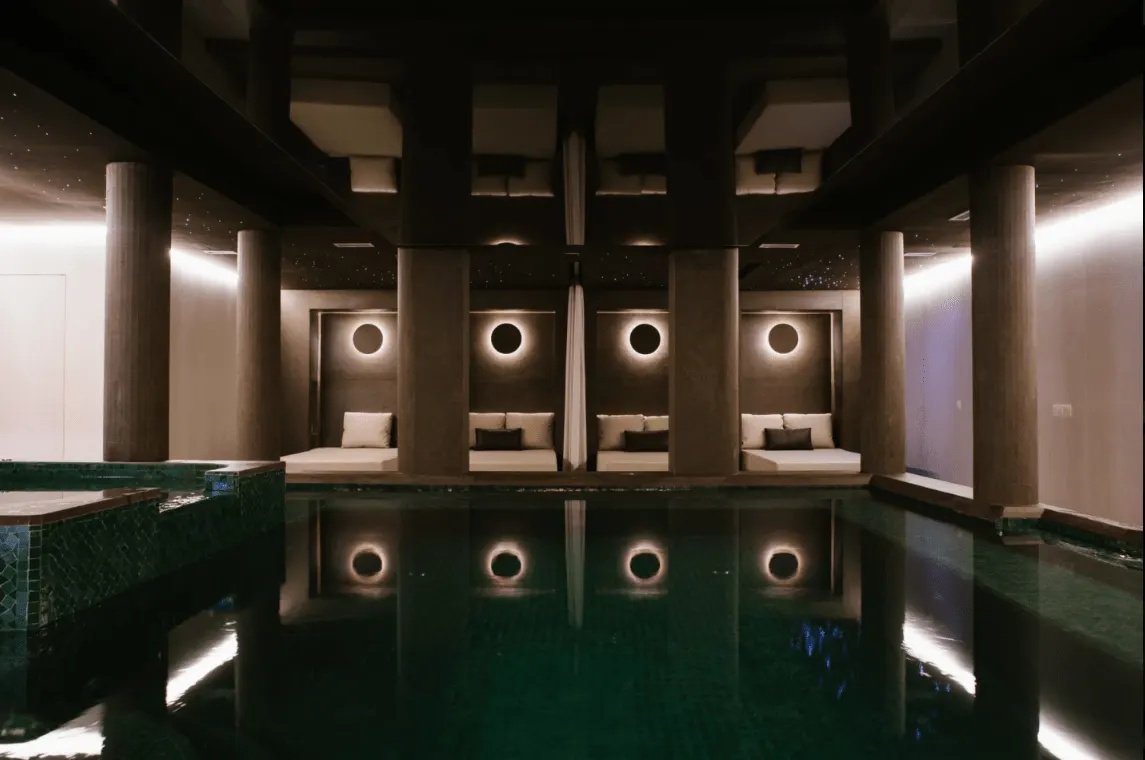 Spa romantique avec piscine chauffée à faire en couple ou entre amies