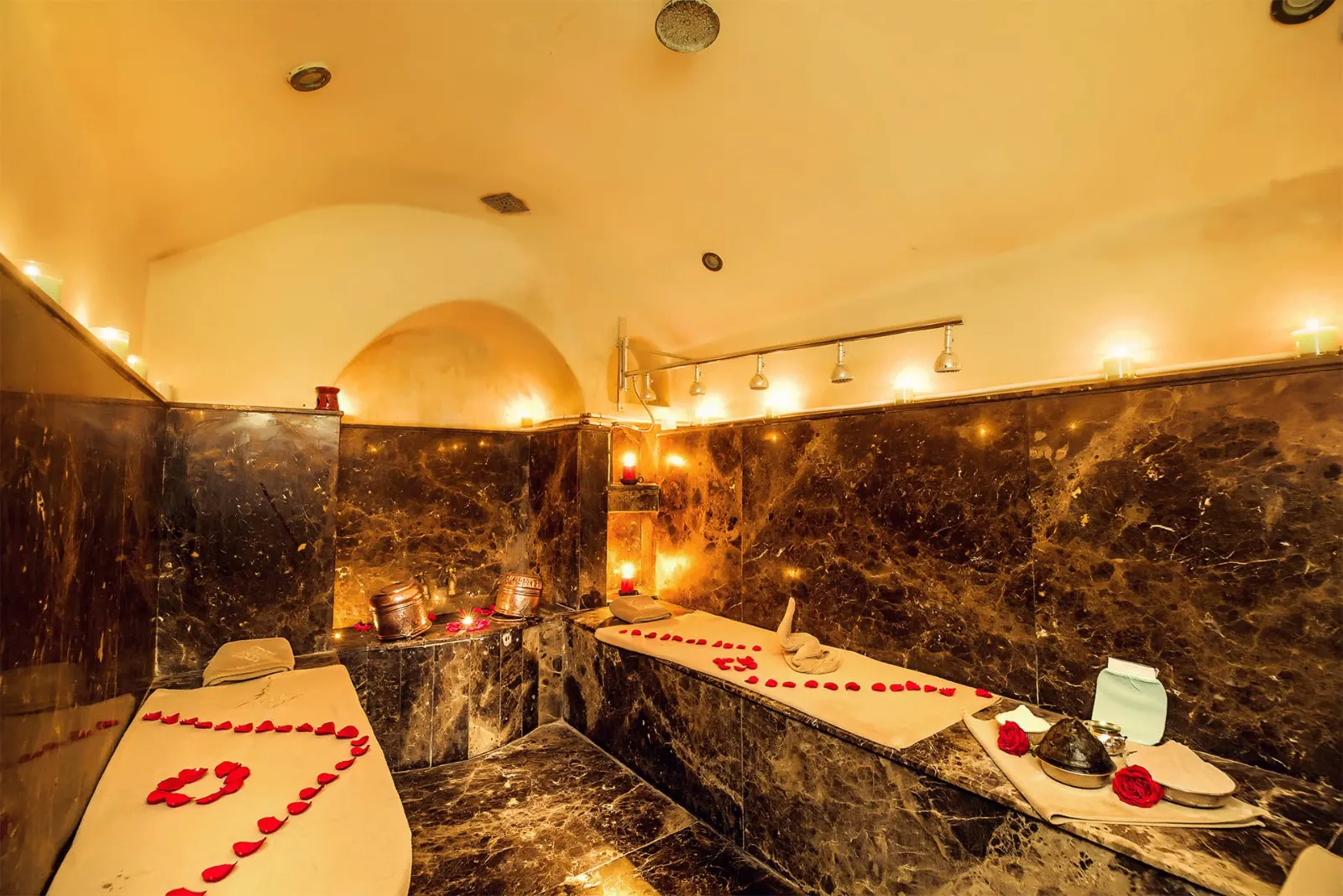 Bassin paisible entouré de zelliges et espace de repos dans un spa traditionnel à Marrakech