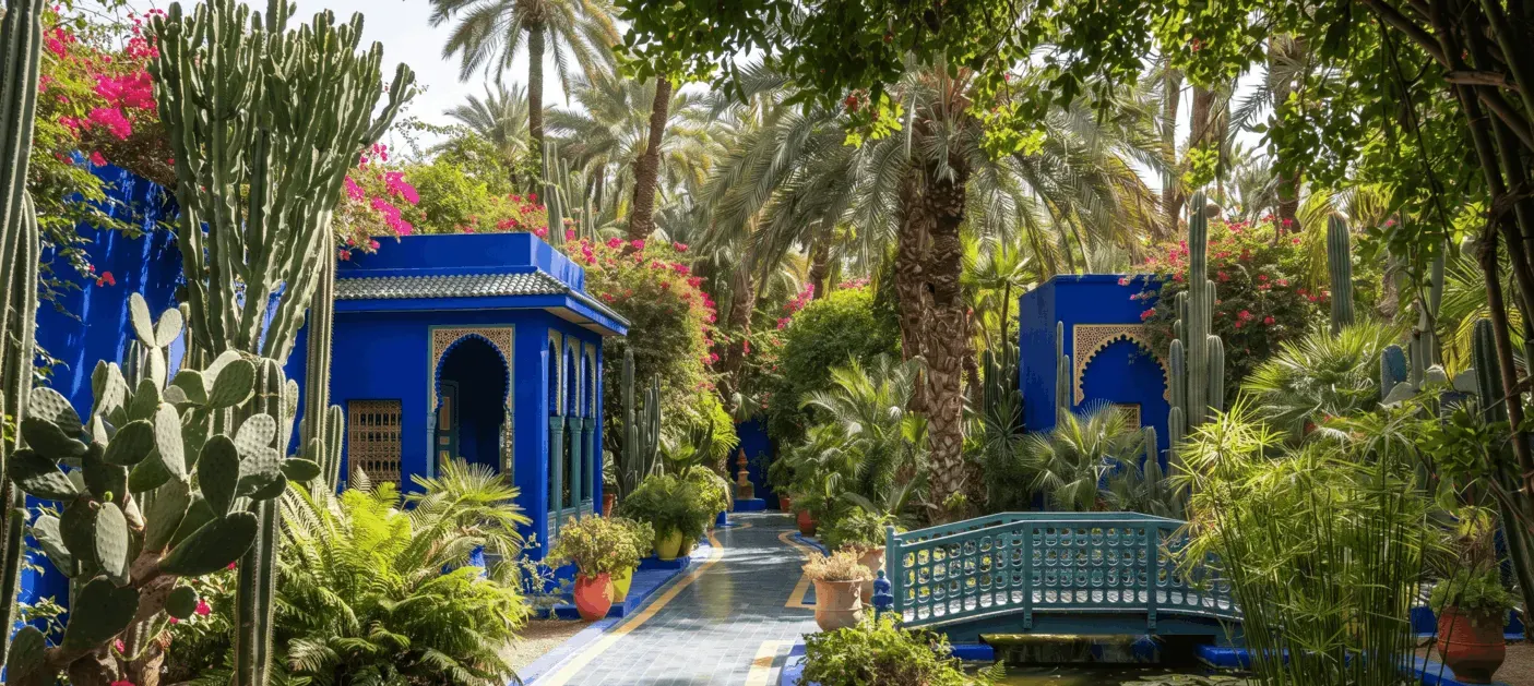 Famille découvrant les ruelles colorées de la médina pendant un séjour de trois jours à Marrakech